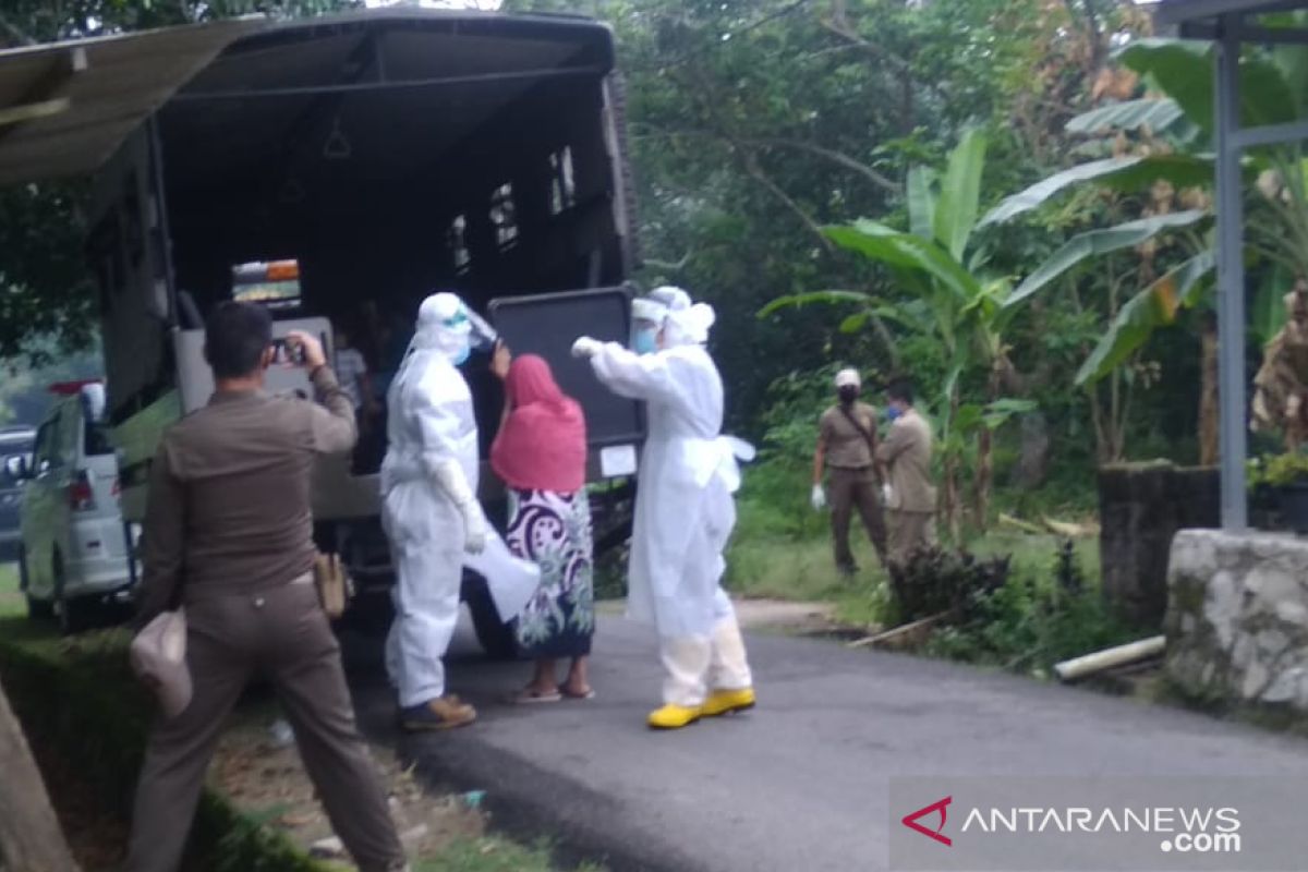 Tim Gugus Tugas jemput keluarga pasien positif COVID-19 asal Mentok