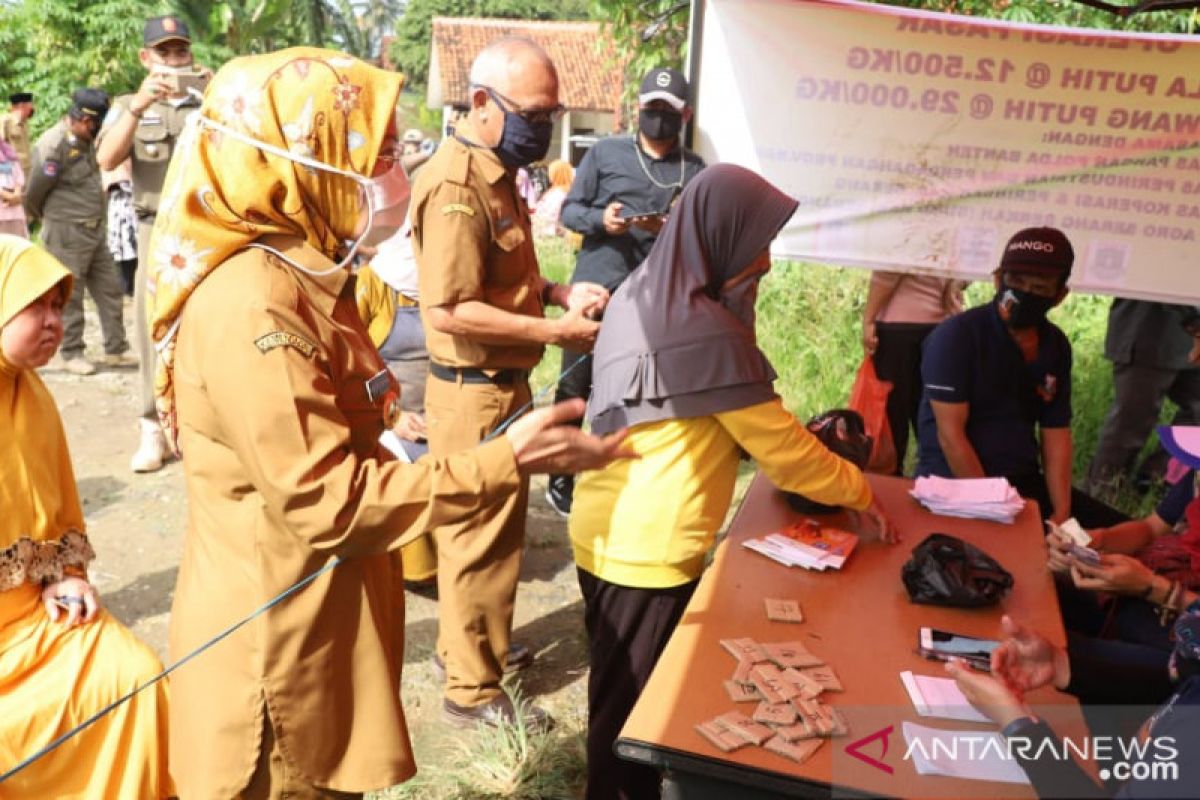 Bupati Serang pimpin operasi pasar, stabilkan harga gula