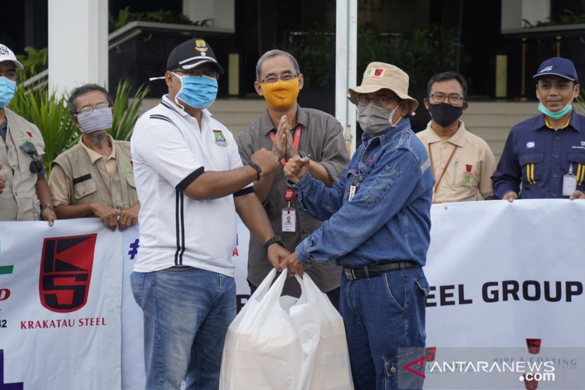 Krakatau Steel Grup bagikan makanan siap saji untuk korban banjir Cilegon