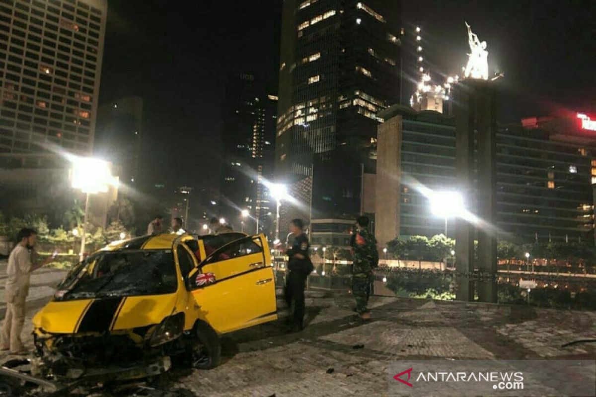 Sebuah mobil tabrak pembatas kolam Bundaran HI