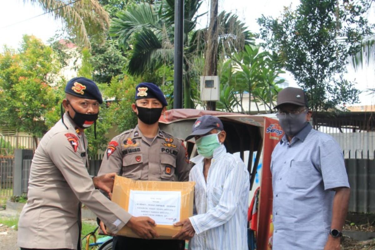 Polisi bantu sembako pengemudi 