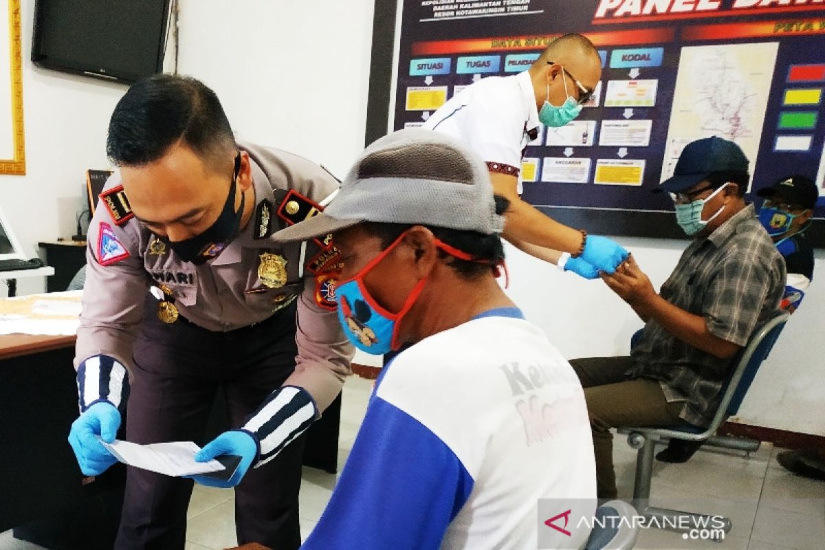 Ratusan tukang becak, ojek dan sopir Kotim terima bantuan Polri