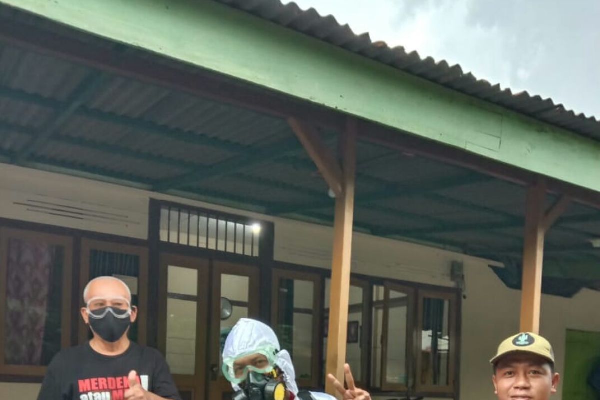 Cegah COVID-19, warga Bandarlampung semprot disinfektan secara mandiri