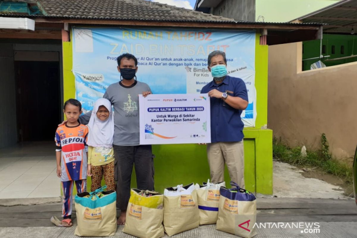 Pupuk Kaltim Berbagi 2020, Salurkan 100 Paket Sembako bagi Warga Samarinda