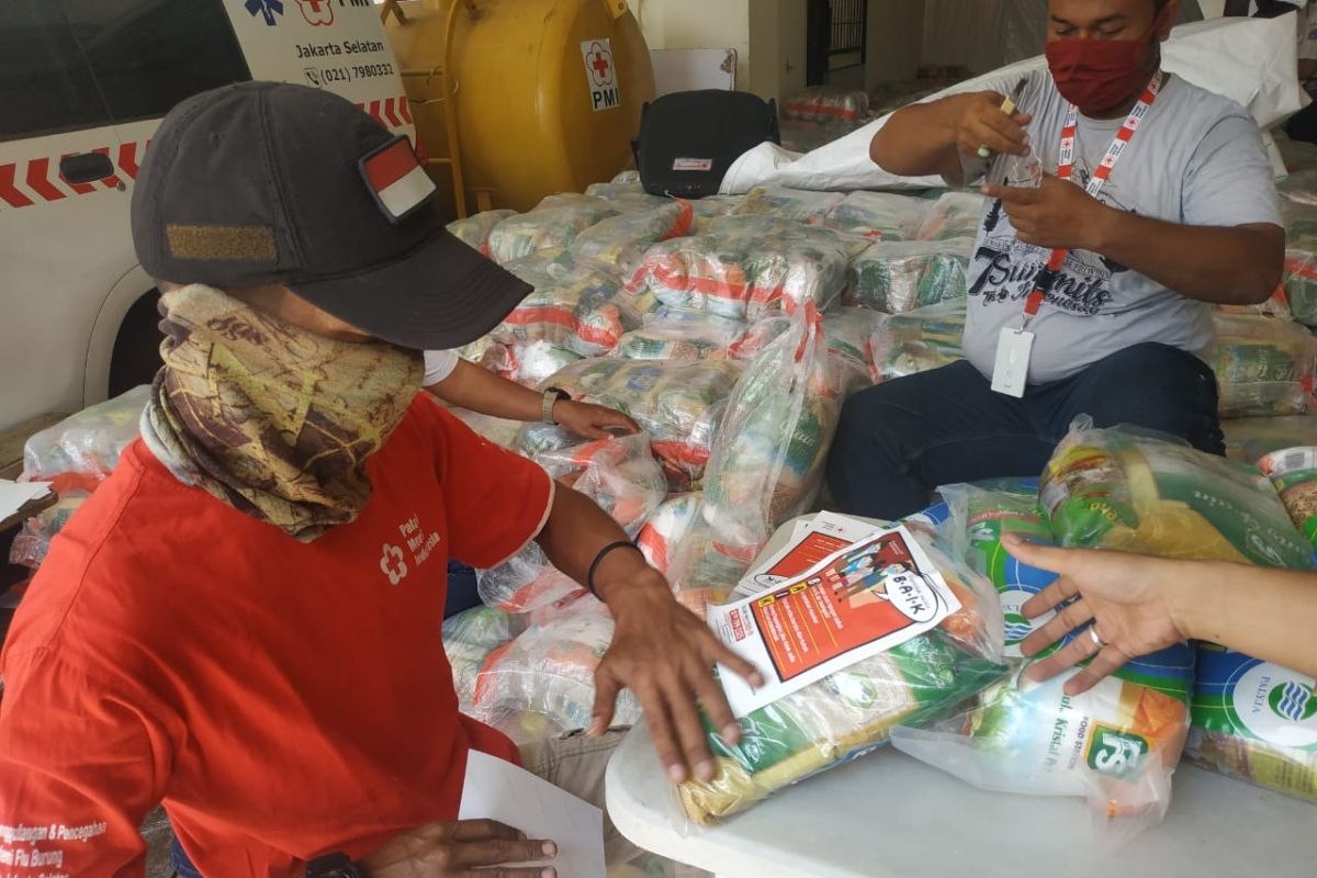 PMI distribusikan 40 ribu paket sembako kepada warga terdampak corona di Jakarta