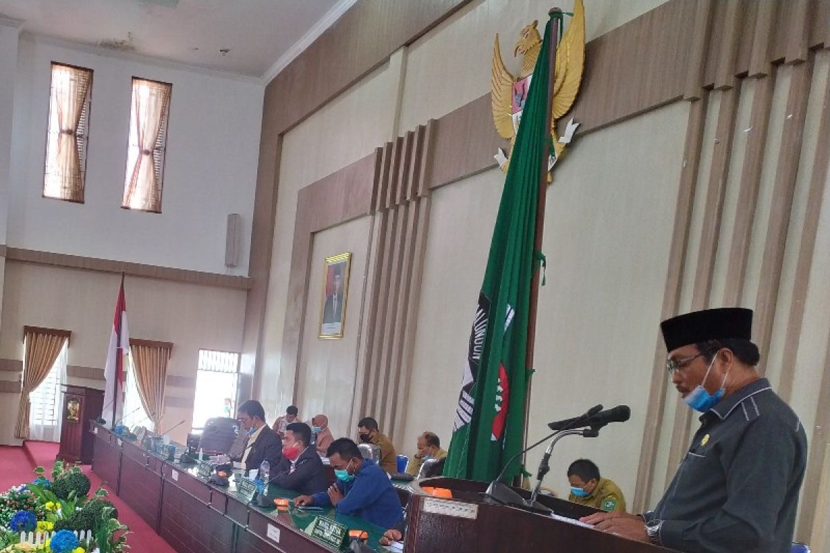 Wakil Bupati bacakan nota pengantar LKPJ di rapat paripurna DPRD Simalungun