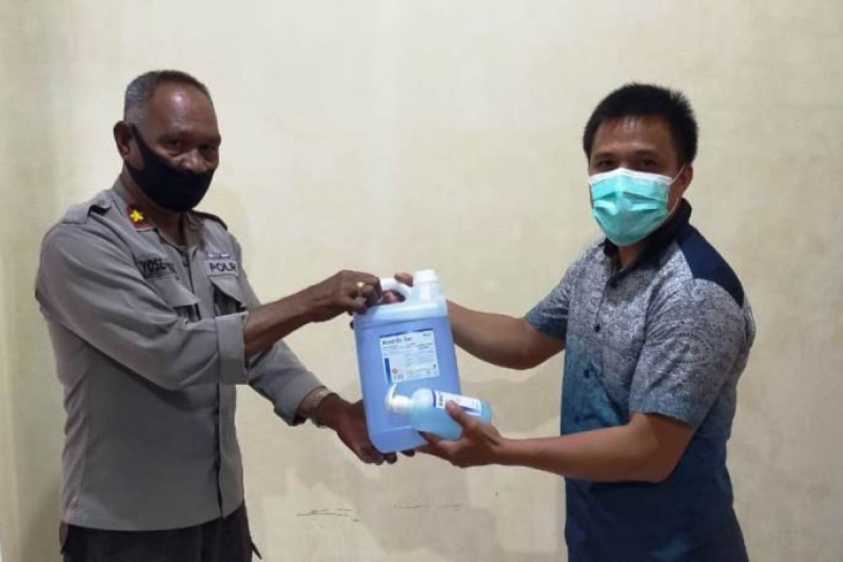 Dinkes Tolikara berikan bantuan masker kepada Satgas COVID-19