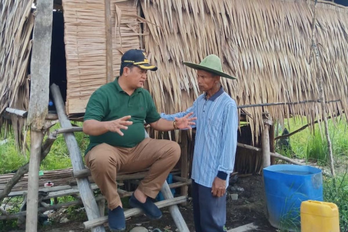 Satgas khusus bagikan kartu ATM "door to door" ke penerima BLT di Banyuasin