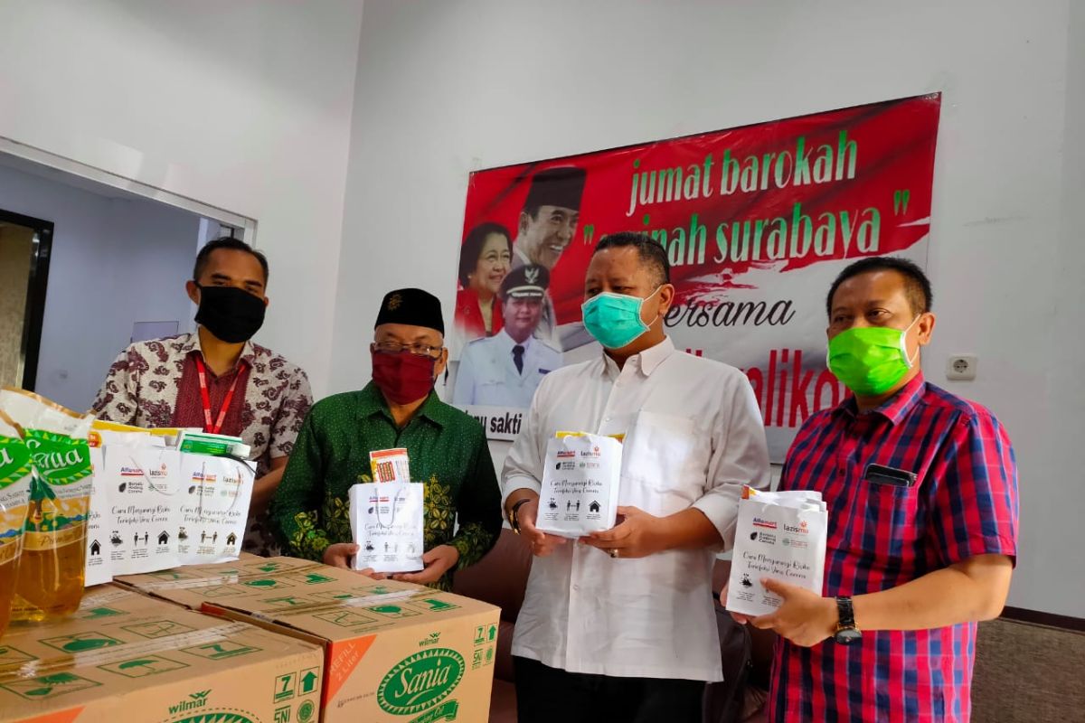 Warga Surabaya kehilangan pekerjaan dapat bantuan ribuan paket dhuafa