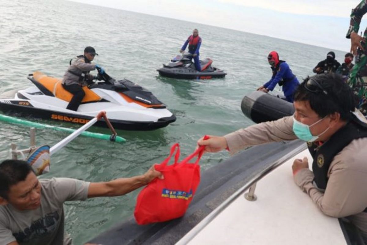 Wagub bersama Forkopimda Sulut bagikan sembako di pesisir Pantura