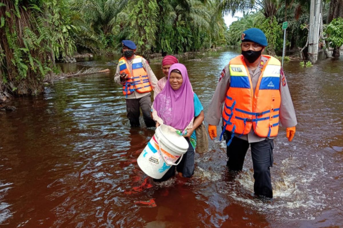 Brimob Polda Aceh evakuasi korban banjir di Aceh Selatan