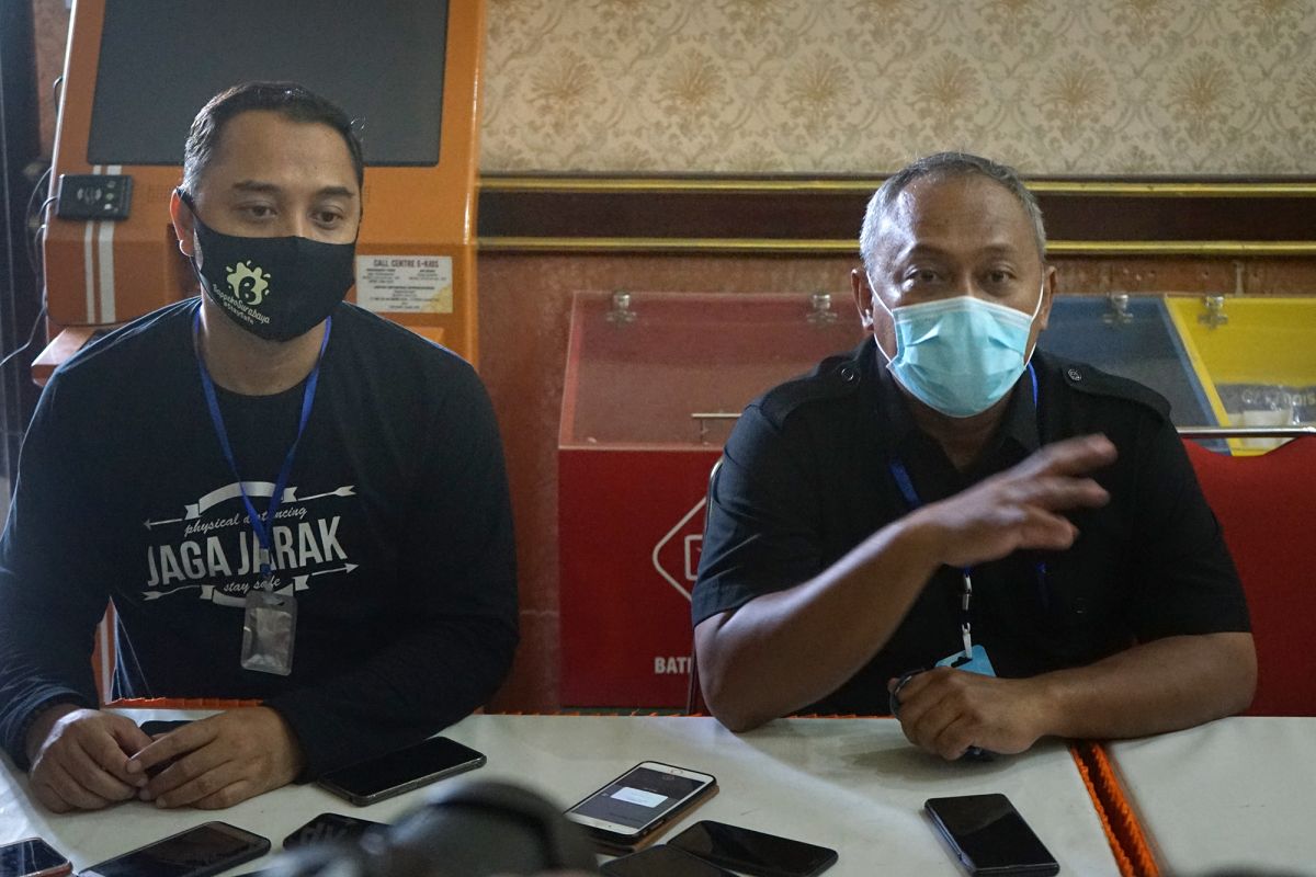 Ratusan ribu warga terdampak COVID-19 di Surabaya terima sembako dan BLT