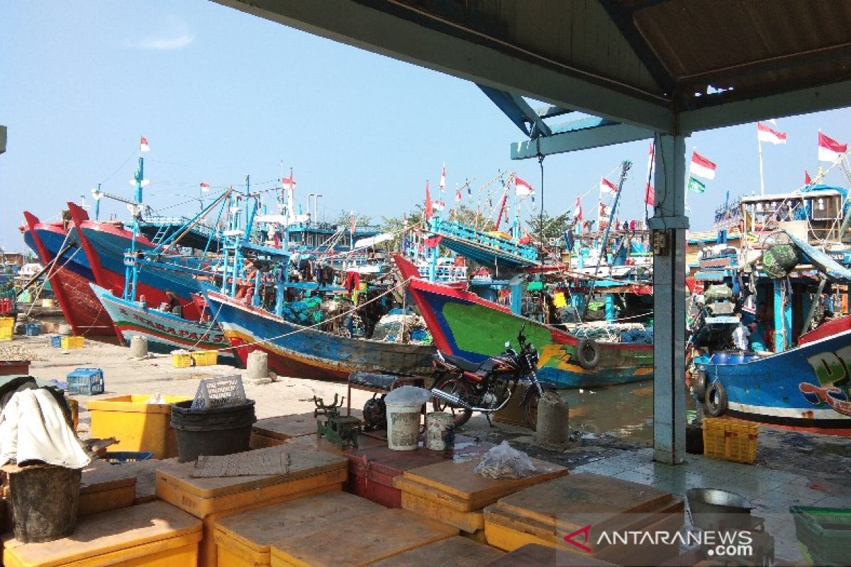 Dampak COVID-19, puluhan kapal nelayan di Batang  memilih tak melaut