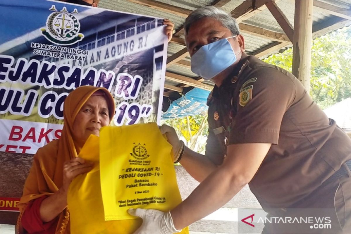 Kejaksaan di Sumbar bagikan 1.000 paket bahan makanan pokok untuk masyarakat