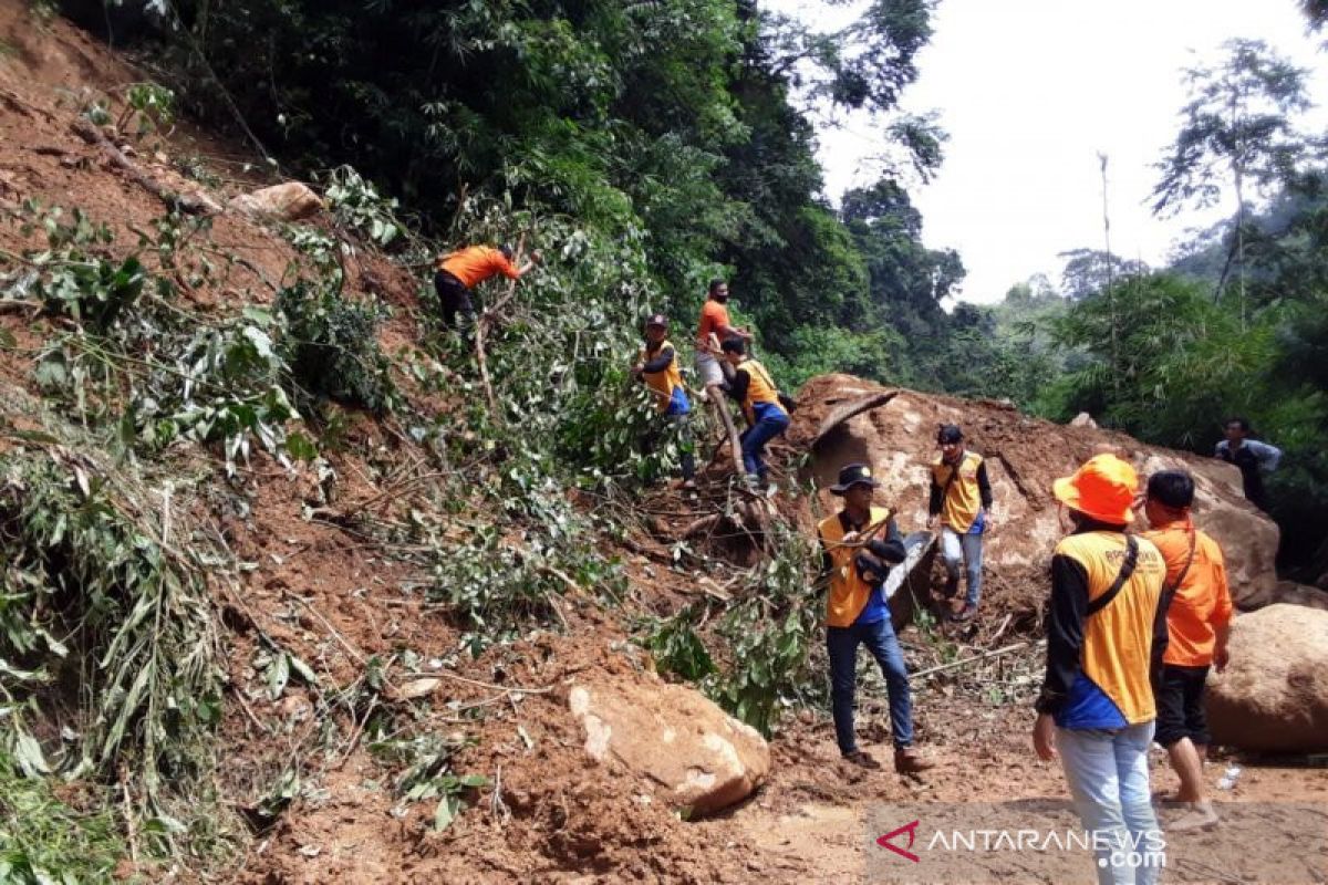 BMKG ingatkan warga Sumsel waspada longsor di masa musim peralihan