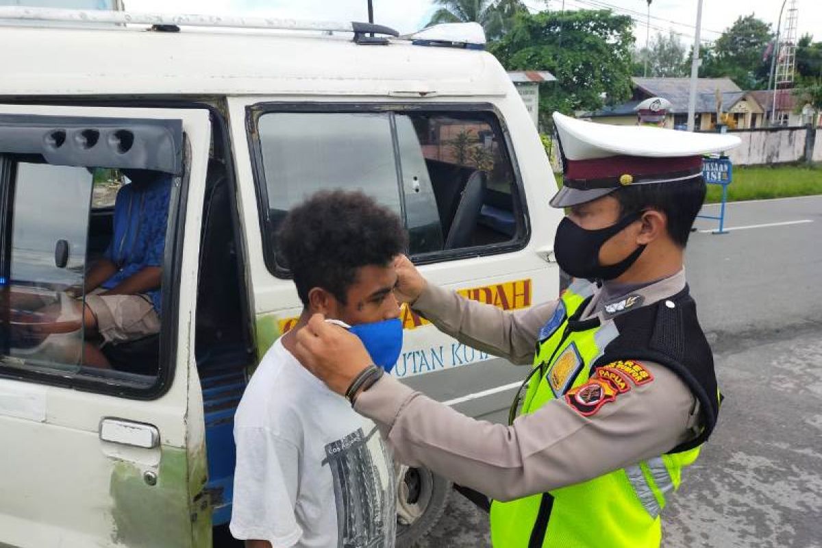 Satlantas Polres Biak lakukan pemeriksaan kelengkapan kendaraan dan sosialisasi COVID-19