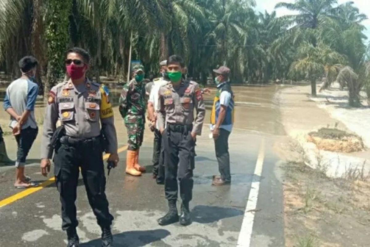 Banjir poros Trans Sulawesi di Pasangkayu