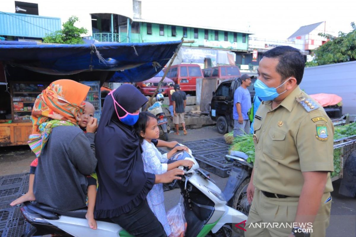 Pedagang pasar di Kota Tangerang wajib gunakan bilik plastik