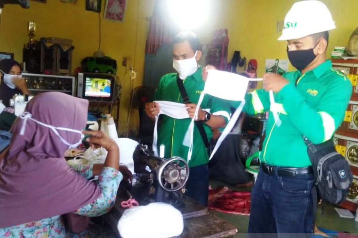 Dukung cegah COVID-19, kaum ibu di Aceh Barat produksi masker kain