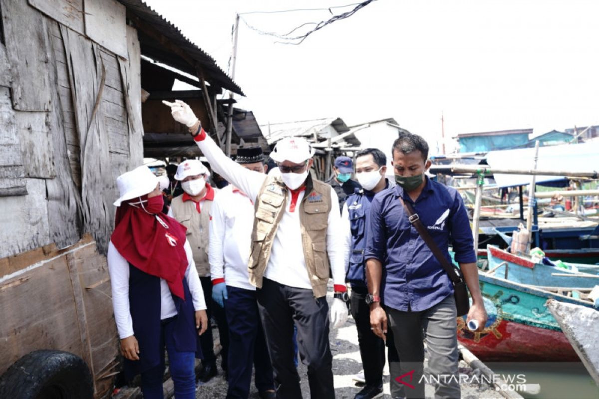 Gandeng Muhammadiyah, Sandiaga beri sembako penarik becak di Bandung