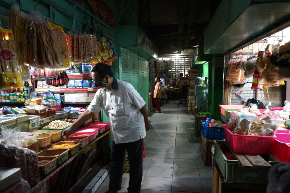 Pedagang dan pembeli di pasar Surabaya sering langgar protokol kesehatan