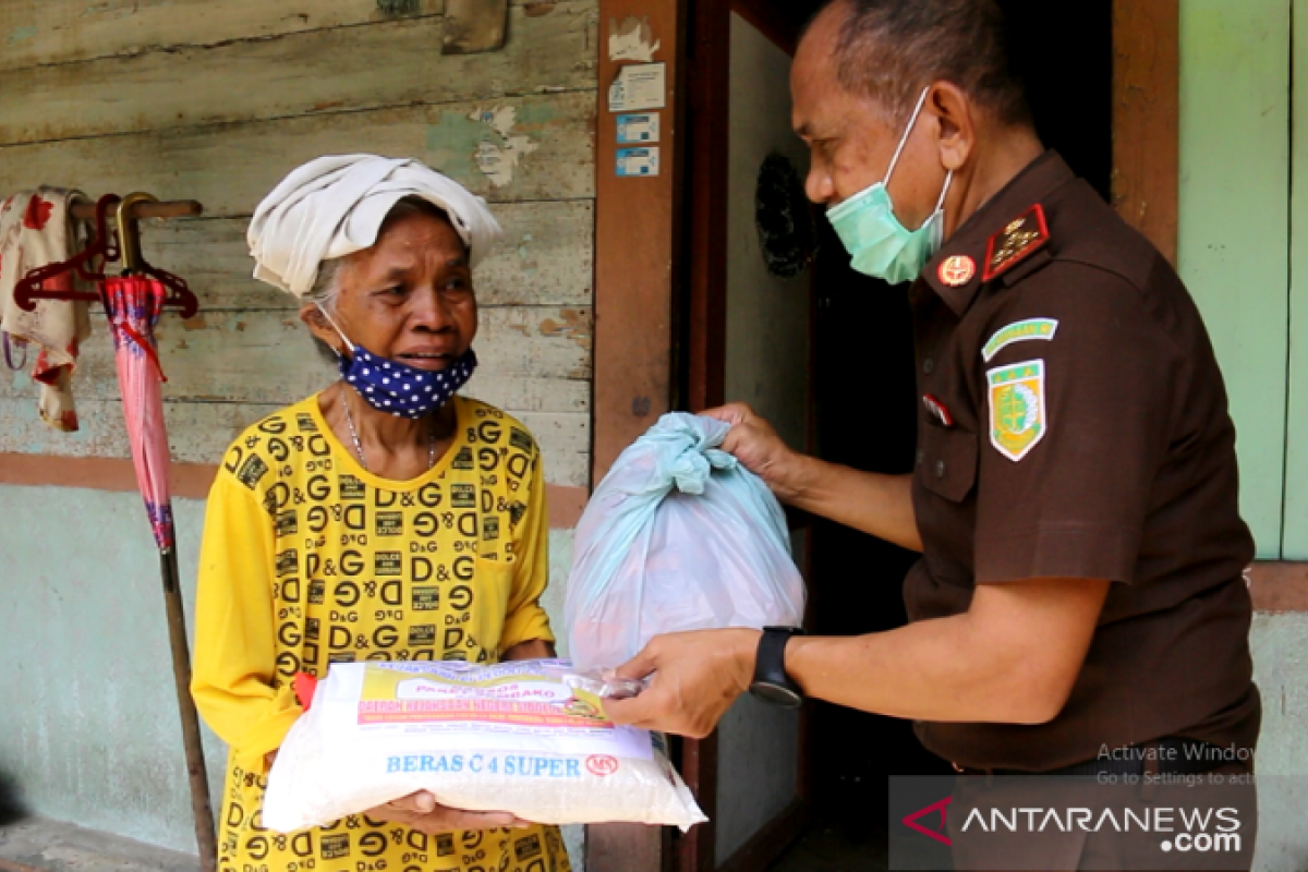 Sisir daerah perbatasan dan pedalaman, Kejari Sibolga antarkan 450 paket sembako