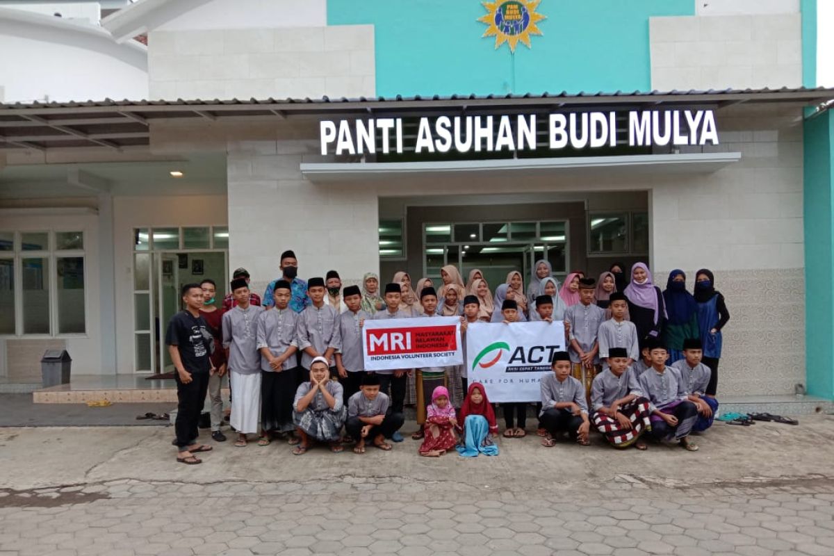 Relawan Banyuwangi bagikan nasi kotak kepada pekerja informal dan panti asuhan