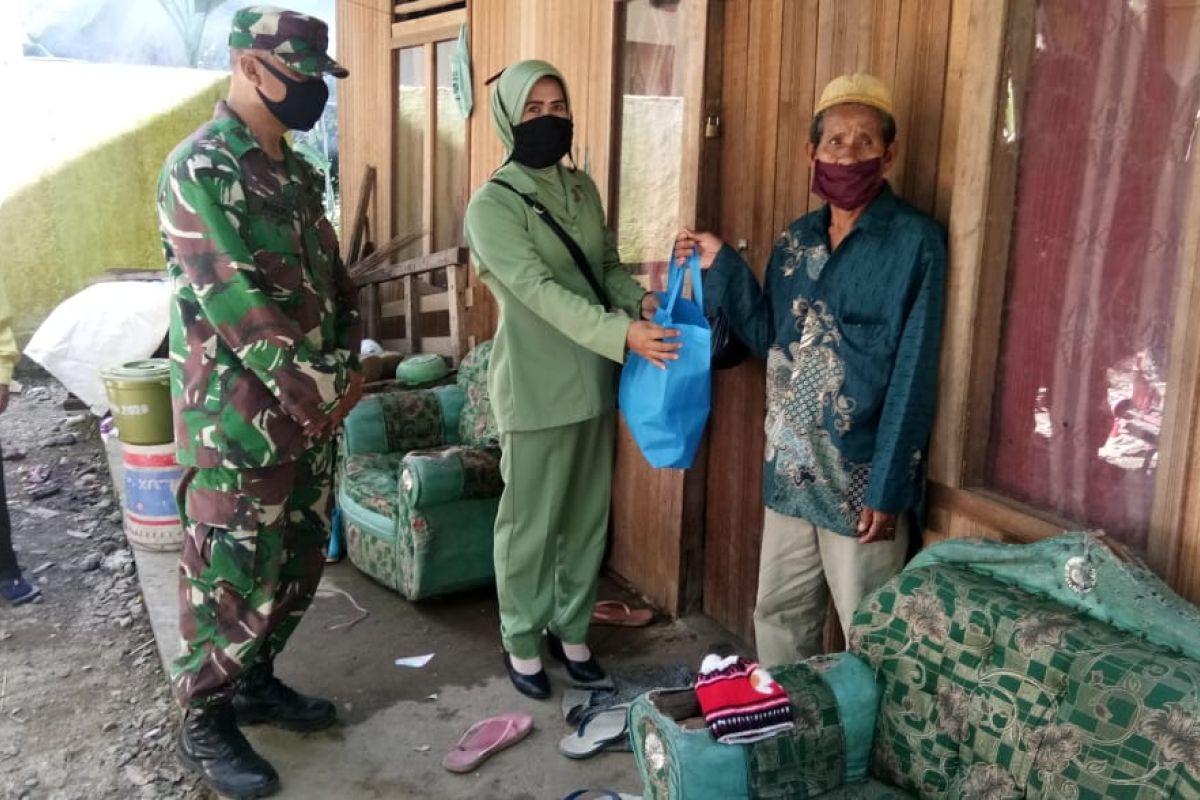 Kodim 1008/Tanjung bersama anggota  Persit bagikan sembako