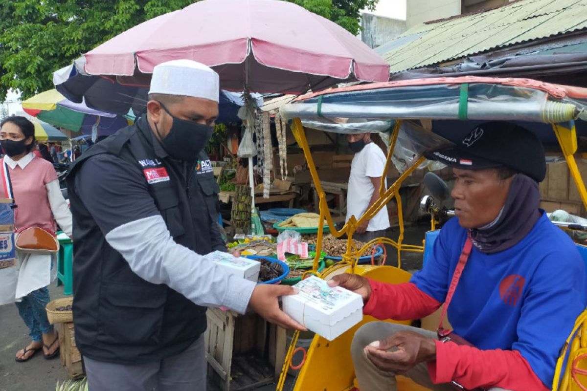 Pada Ramadhan saat pandemi COVID-19, ACT-MRI Maluku bagi takjil gratis