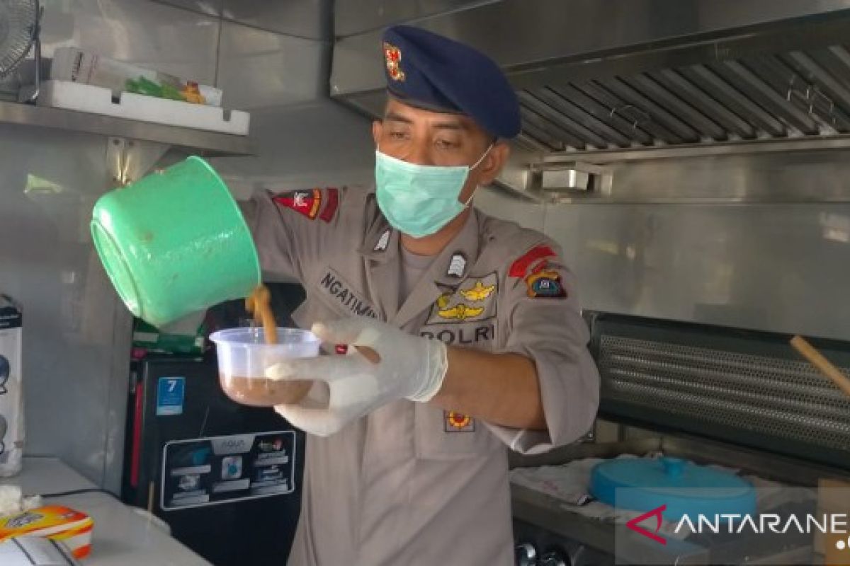 Dapur umum Brimob Polda Sumut bagikan ratusan makanan untuk supir angkot