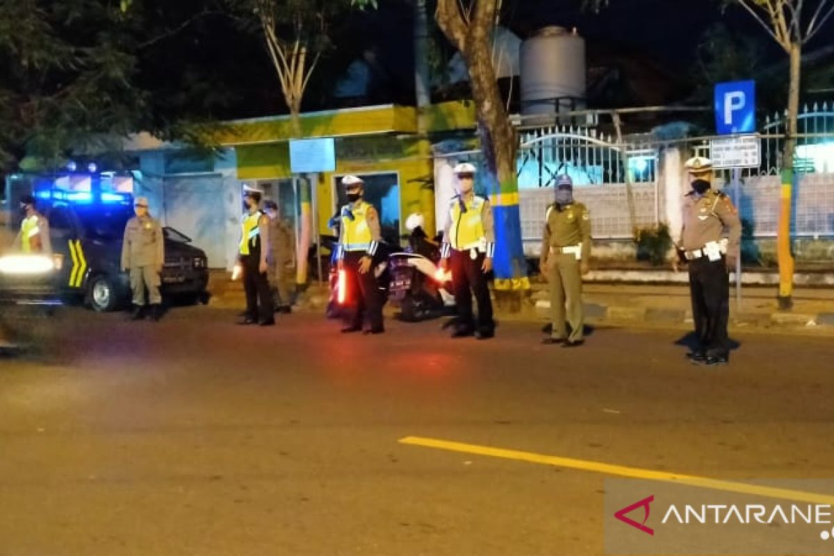 Satgas COVID-19 Pamekasan bubarkan kerumunan warga