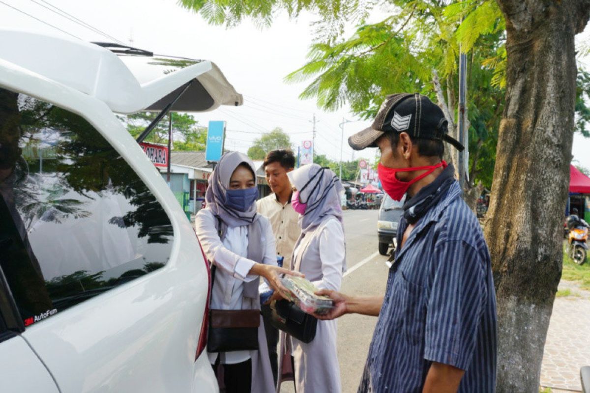 BPJAMSOSTEK Cabang Cilacap bagikan masker dan makanan ke masyarakat