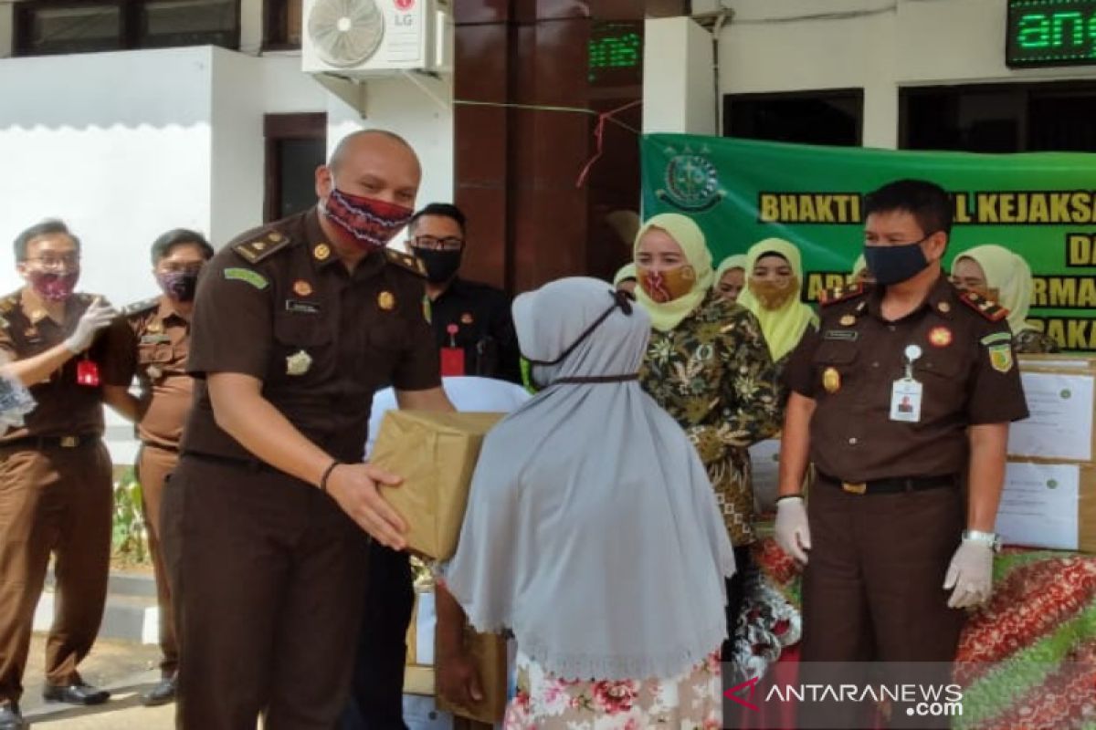 Kejari Tala bagikan 40 paket sembako kepada warga kurang mampu