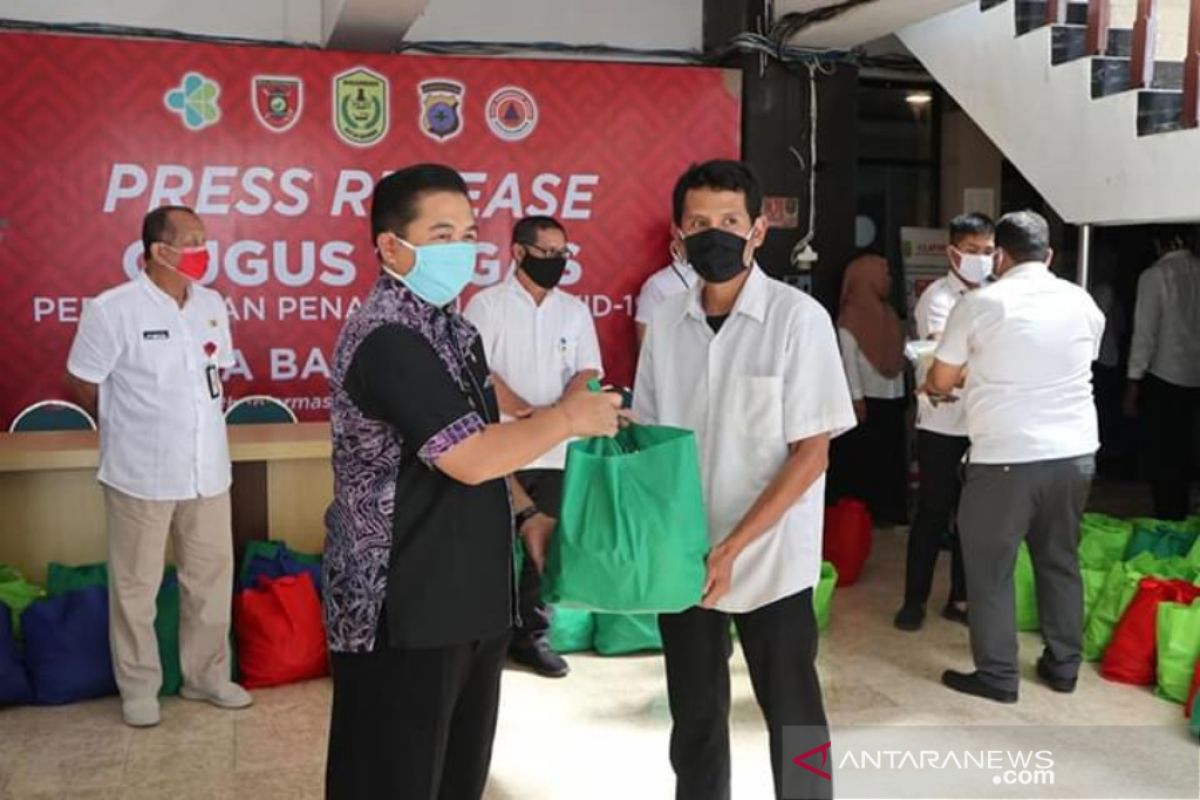 Honorer Pemkot Banjarmasin menerima bantuan sembako dari ASN Peduli
