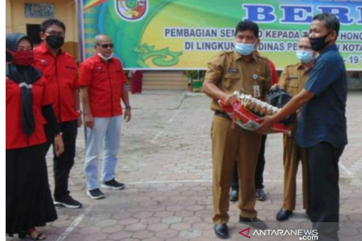 300 penjaga sekolah SD-SMP Pekanbaru terima bantuan sembako dari Disdik