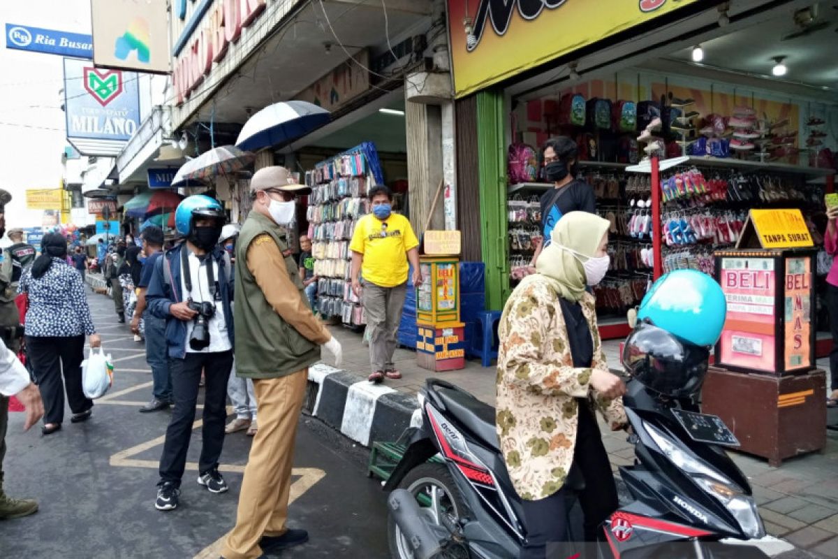 Hari pertama PSBB Jawa Barat, toko atau pasar swalayan di Kota Sukabumi diizinkan beroperasi