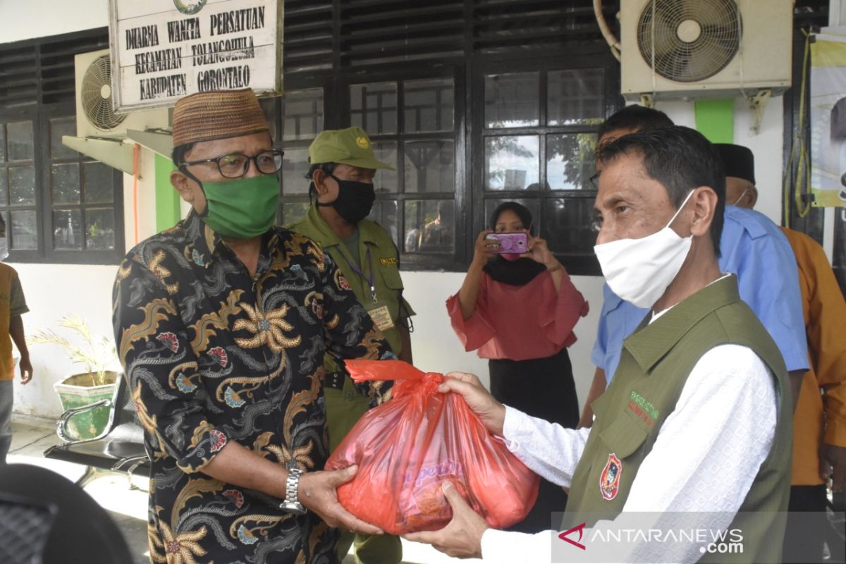 Bupati Gorontalo serahkan bantuan untuk warga yang terdampak COVID-19