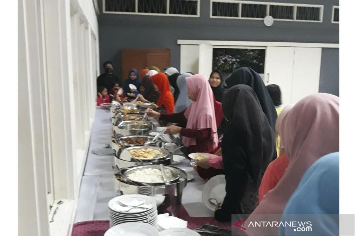 Kedubes Azerbaijan berbagi kepada yatim, peringati HUT bapak bangsa