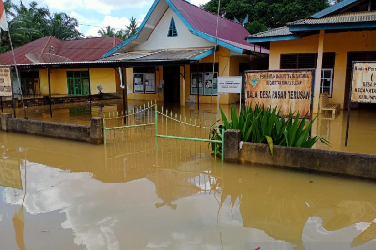 Selain genang 1.209 rumah banjir di Batanghari juga rendam jalan menuju pemukiman