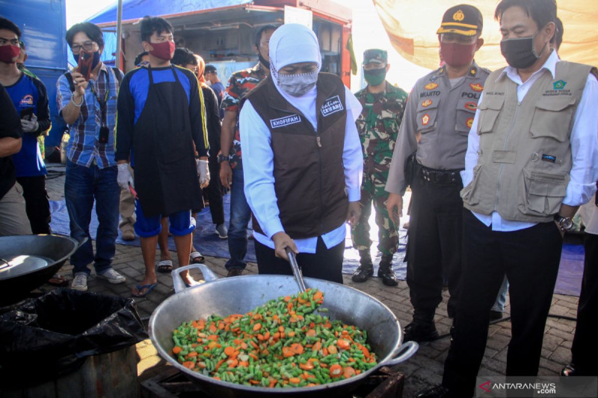 Khofifah tinjau dapur umum COVID-19 Sidoarjo