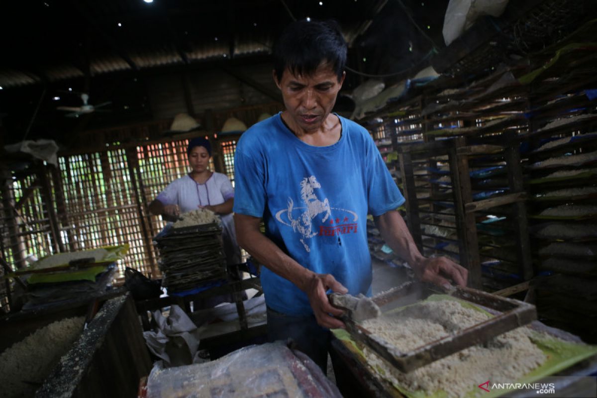 Pemerintah perlu prioritaskan UMKM dan pekerja informal berusaha lagi