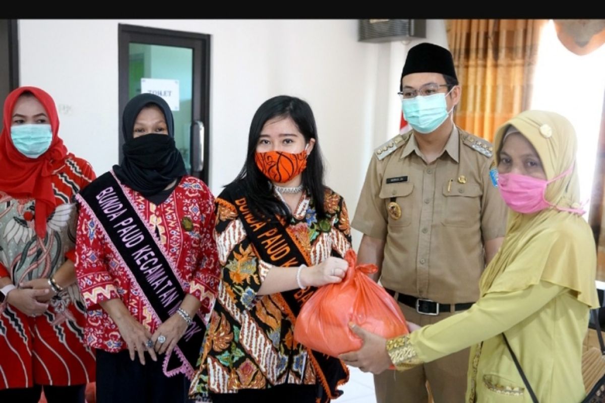 Bupati Bangka Barat salurkan bantuan paket sembako kepada guru honorer