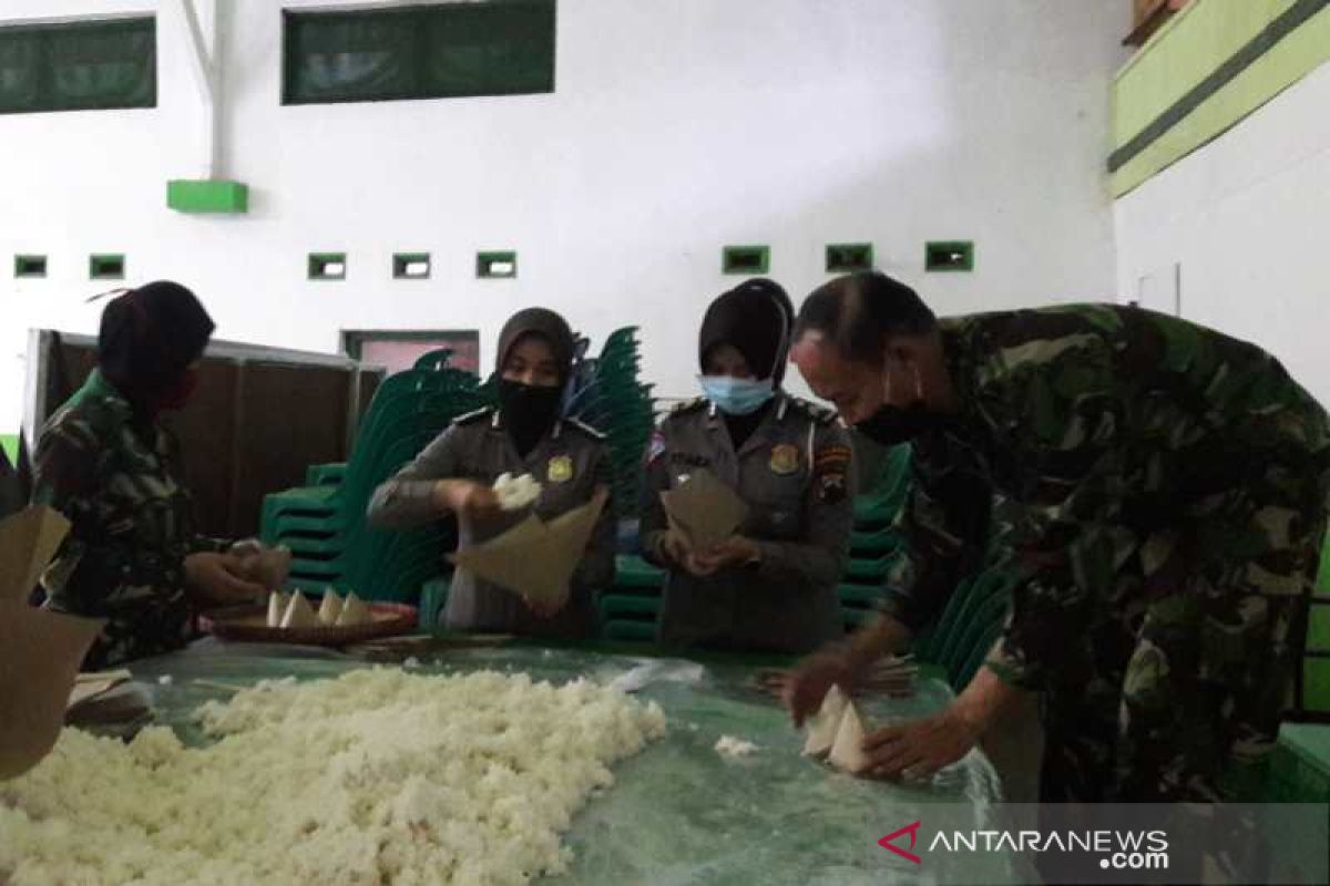 Dapur umum Kodim 0706/Temanggung bagikan 300 nasi bungkus