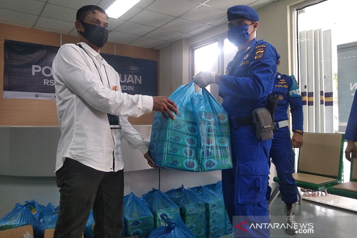 Ditpolairud bagikan makanan berbuka untuk tenaga medis COVID-19