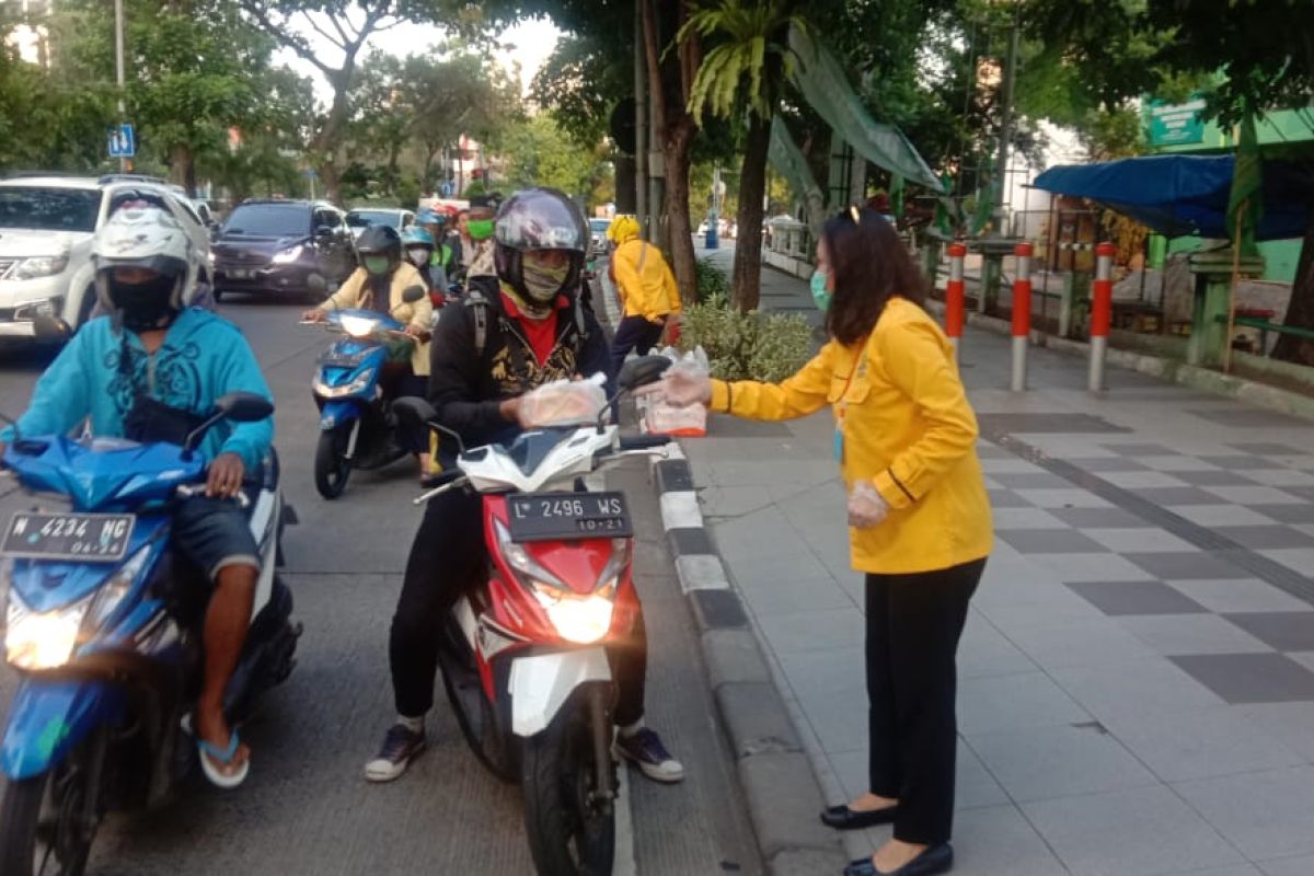 Ratusan pengendara motor di Surabaya dapat takjil-vitamin gratis