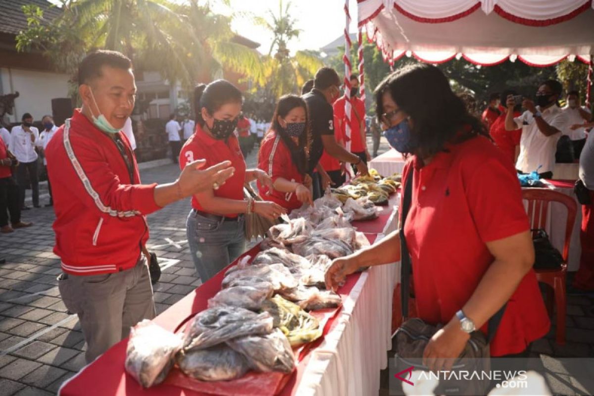 Bupati Gianyar berhasil jual 5 ton ikan milik petani