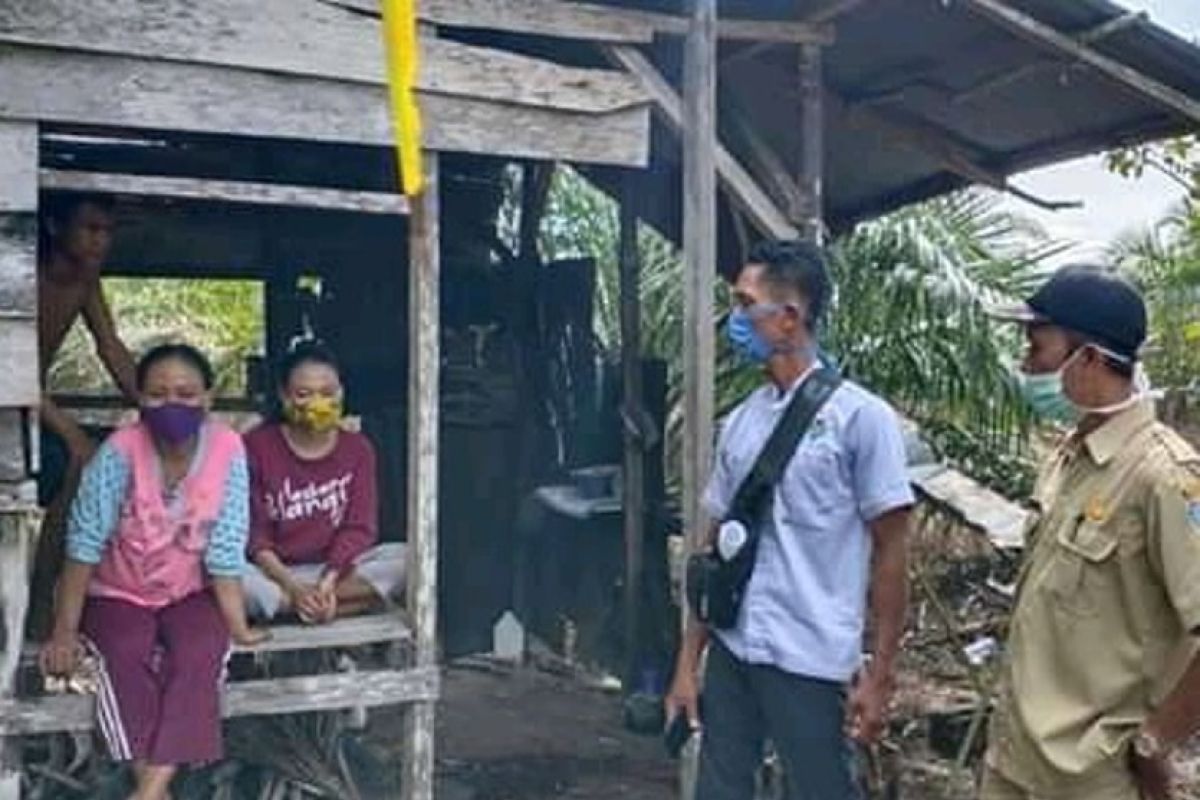 Ibu  beserta dua anaknya ini mengisolasi diri ke ladang sepulang dari Jakarta