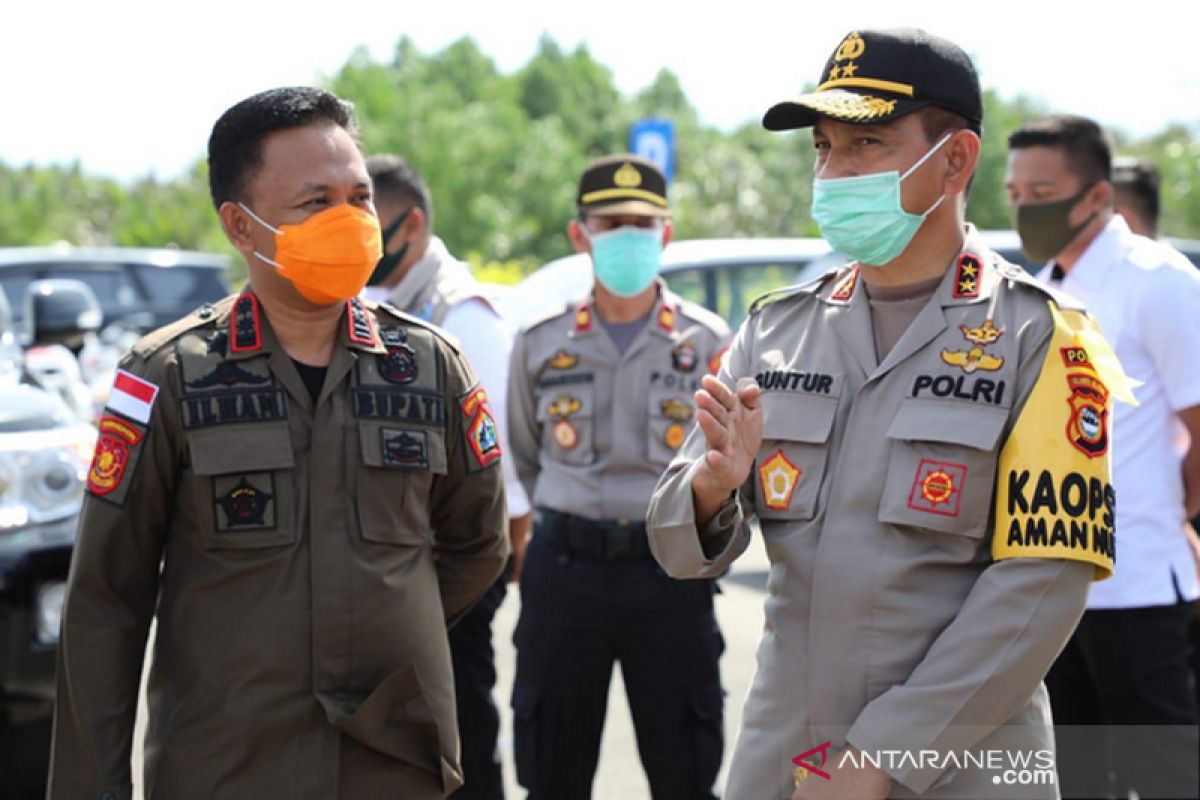 Kapolda Sulsel pantau pos pengamanan Ops Ketupat COVID-19 Polres Bantaeng