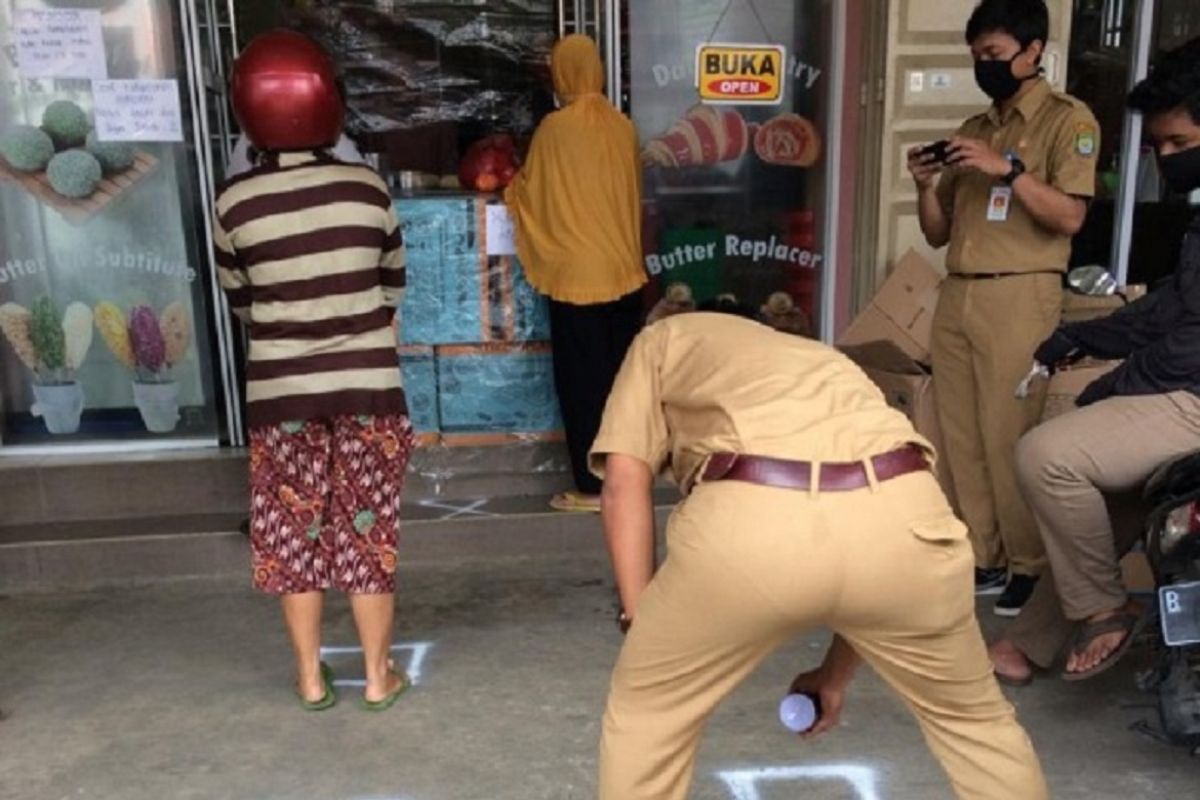 Disperindagkop UKM Tangerang buat jarak antrean di lapak pedagang