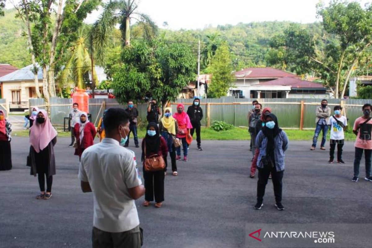 Usai dijemput ke Baso, warga Pesisir Selatan yang merantau di Malaysia diberi bantuan sembako